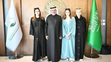 بعد 21 عاماً.. الربيعة يلتقي التوأم البولندي أولغا وداريا عقب جراحة فصلهما الشهيرة